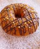 Donut con cobertura de chocolate y crocanti