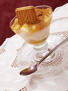 Una foto de Postre de cuajada con compota de manzana