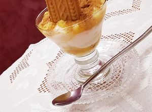Foto principal de Postre de cuajada con compota de manzana