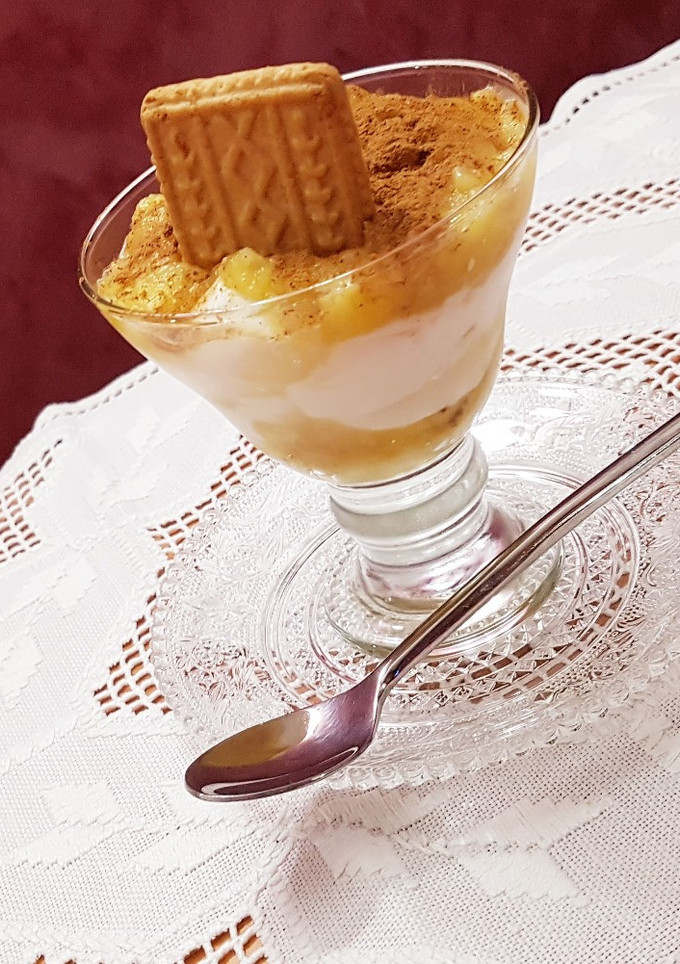 Una foto de Postre de cuajada con compota de manzana