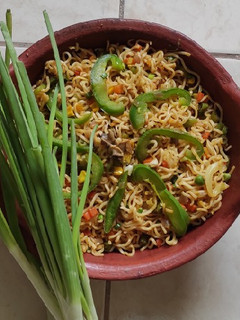 வெஜிடபிள் நூடுல்ஸ் (Vegetable noodles recipe in tamil) செய்முறை முக்கிய புகைப்படம்