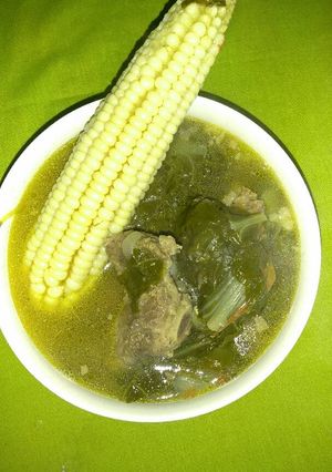 Una foto de Caldo de costillas de res con hierbas y elote