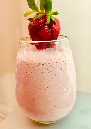 Una foto de BATIDO DE 🍓FRUTILLAS🍓/🍶LECHE🥛🍓Y 🌾AVENA🌾 🍓🥛🍓🍶🌾🍓🥛