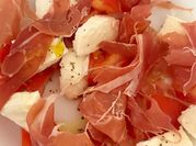 Una foto de mozzarella con jamón serrano