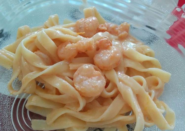 Macarrão com molho rosé de camarão