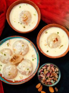 मावा दूध पीठा(mawa dudh peetha recipe in hindi) रेसिपी मुख्य फोटो