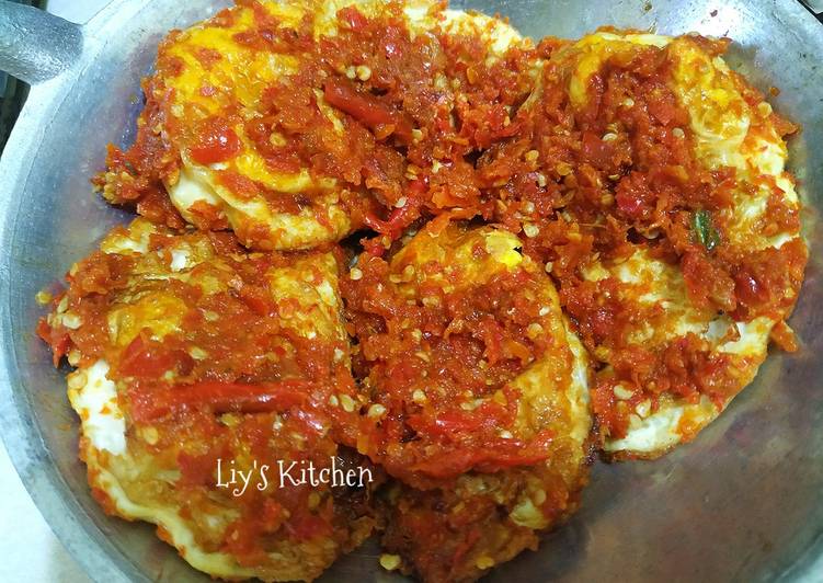 Telur ceplok balado