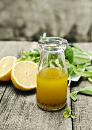 Una foto de Honey Lemon Dressing para ensaladas - gracias Angie!