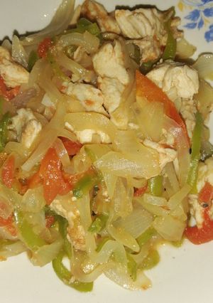 Una foto de Grille de pollo con salteado de verduras al vapor