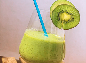 Foto principal de Smoothie manzana y kiwi 🍏🥝🥬
