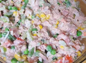 Una foto de Atún y Vegetales/Ensalada Rica