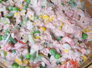 Una foto de Atún y Vegetales/Ensalada Rica