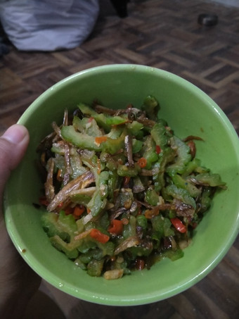 Bagaimana Menyiapkan Oseng Pare + Teri Pedas, Bikin Ngiler