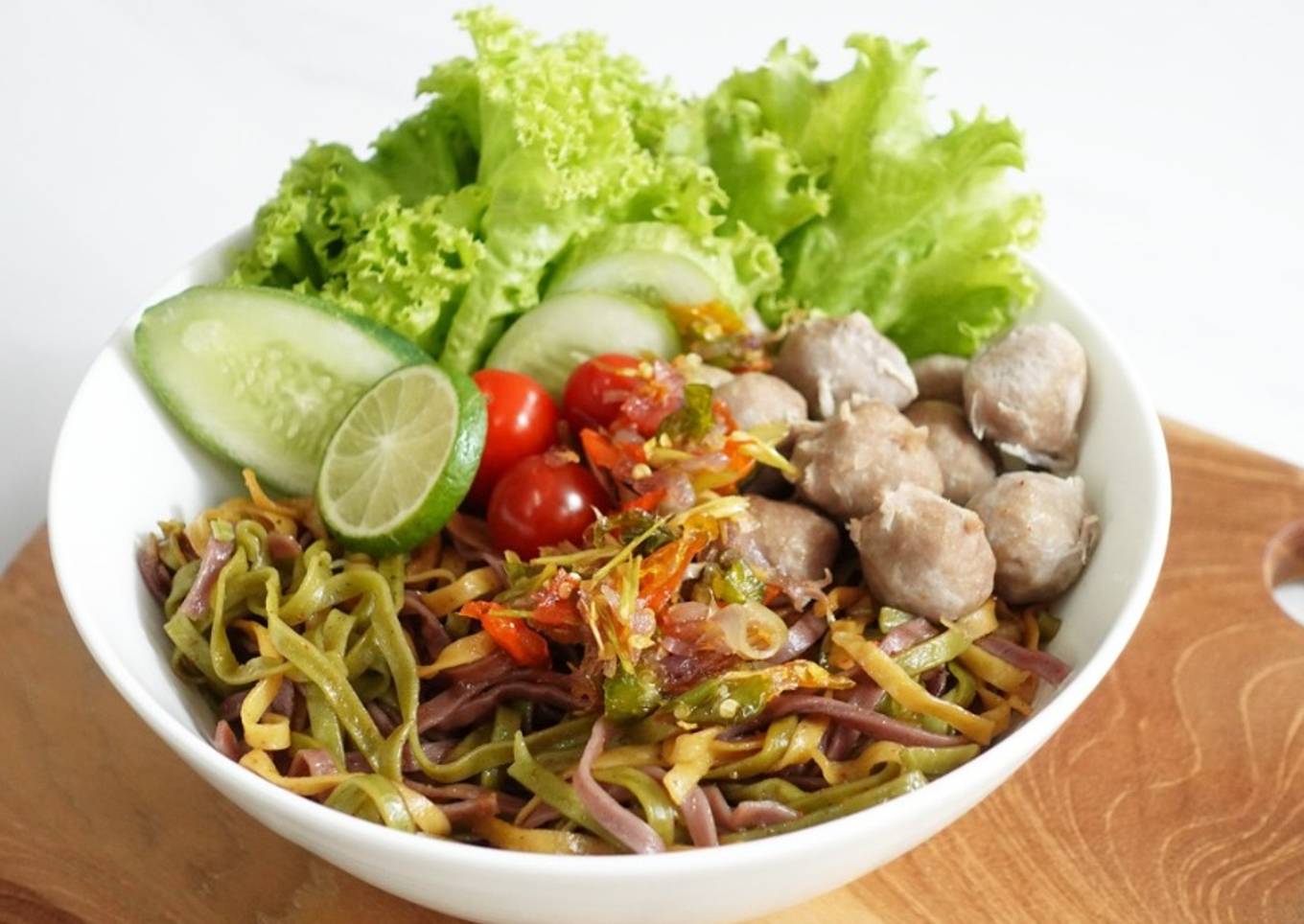 Mie sayur pelangi dengan sambal matah