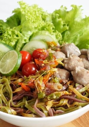 Foto resep Rainbow Veggie Noodle with Sambal Matah