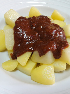 Una foto de 🇪🇸Guarnición de "patatas bravas españolas" veganas🥔