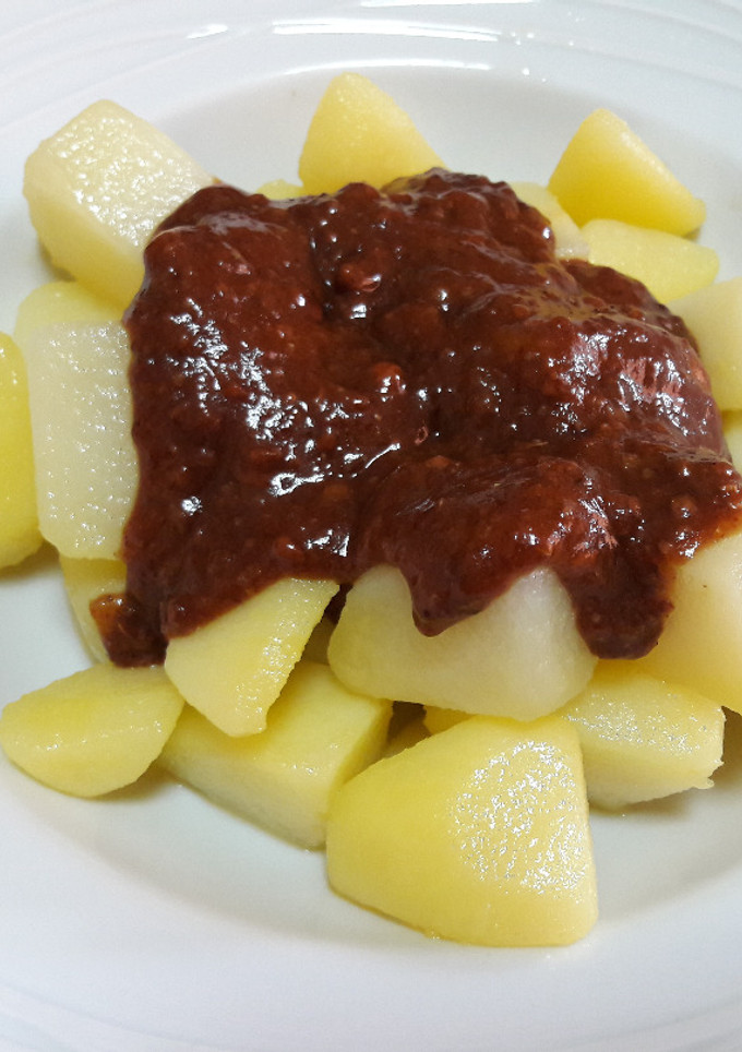 Una foto de 🇪🇸Guarnición de "patatas bravas españolas" veganas🥔