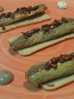 Una foto de Tosta de caballa en vinagreta de mostaza y pipas caramelizadas