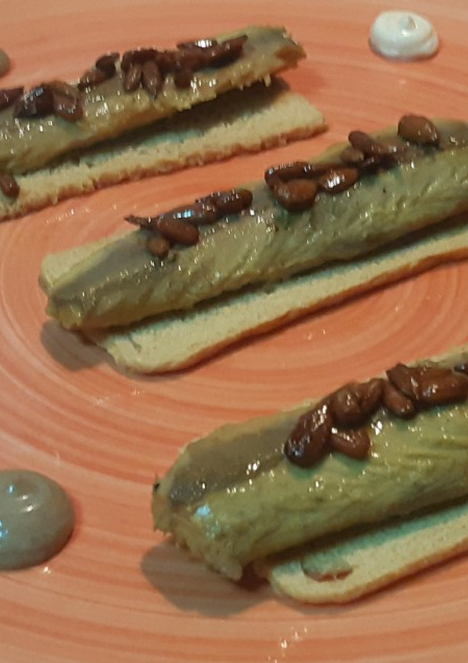 Una foto de Tosta de caballa en vinagreta de mostaza y pipas caramelizadas
