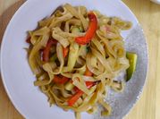 Una foto de tallarines con salsa de soja