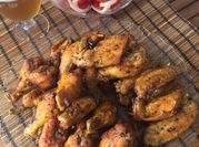 Una foto de alitas de pollo al horno orégano