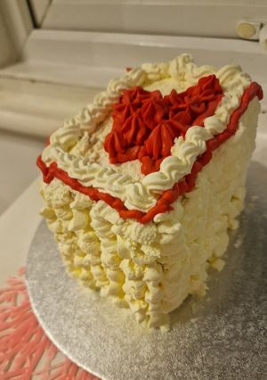 عکسی از دستور کیک خامه ای با فیلینگ موز و گردو🎂