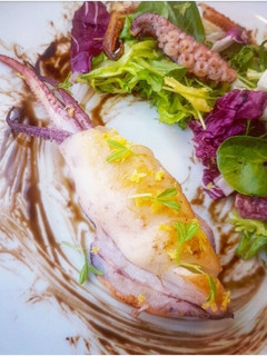 Una foto de Calamar grillado con mixtura de lechugas y reducción balsámica