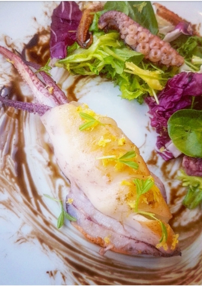 Una foto de Calamar grillado con mixtura de lechugas y reducción balsámica