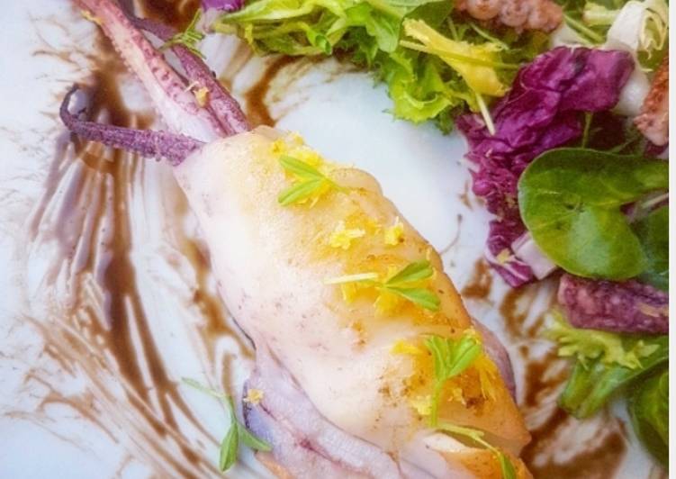 Calamar grillado con mixtura de lechugas y reducción balsámica