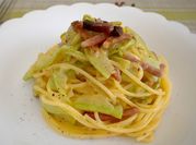 Una foto di spaghetti carbonara