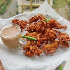 A picture of Kanda bhaji.