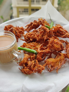 A picture of Kanda bhaji.