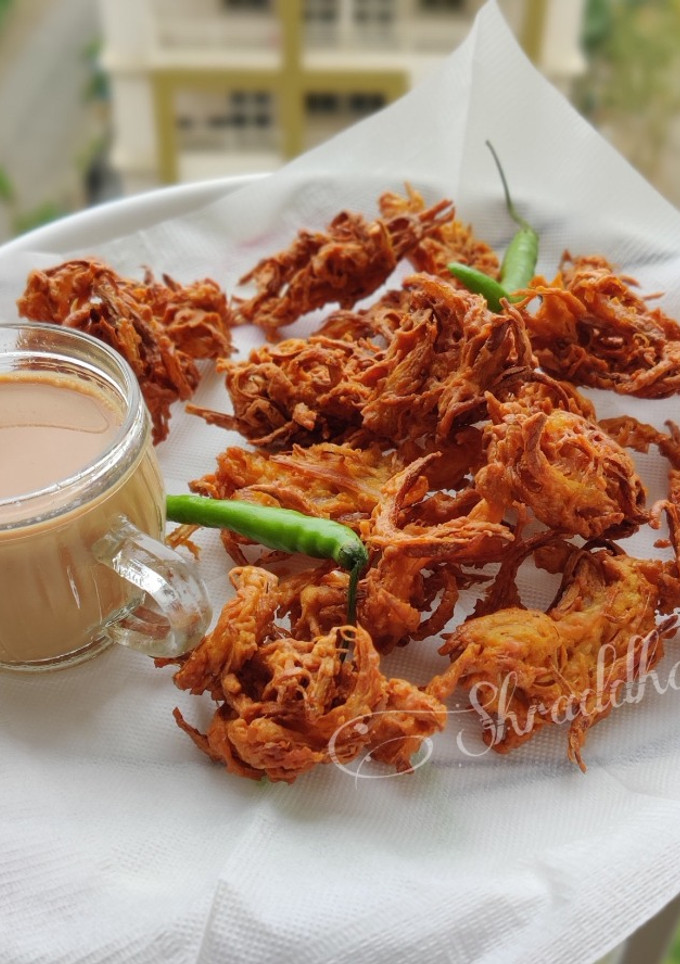 A picture of Kanda bhaji.