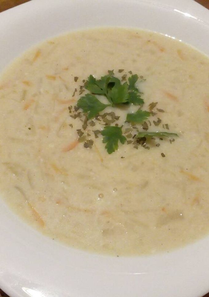 Tejszínes karalábéleves gyorsan recept fotója