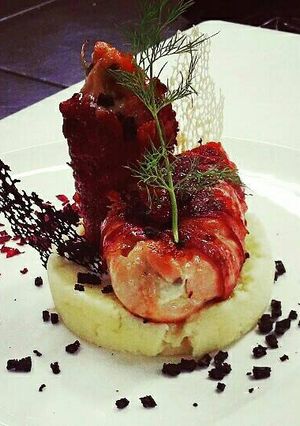 A picture of Pork fillet in cherry sauce with garlic mashed potato.