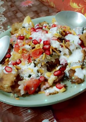 A picture of Dahi bhala papdi chat.