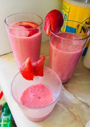 Una foto de Batido de frutilla y plátano 🍌 🍓