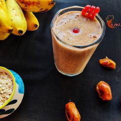 A picture of Oats banana dates smoothie.