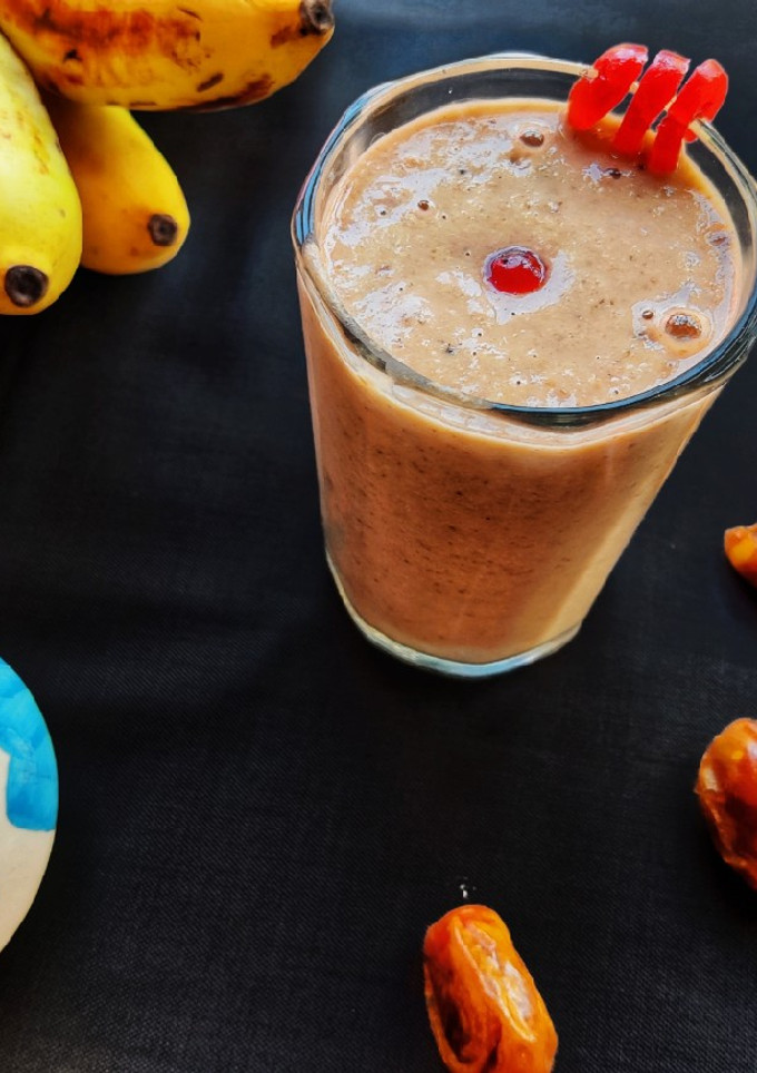 A picture of Oats banana dates smoothie.