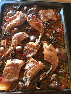 Una foto de Conejo con verdura al horno