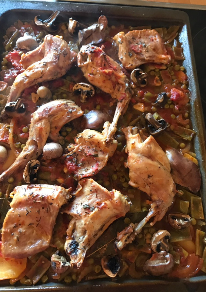 Una foto de Conejo con verdura al horno