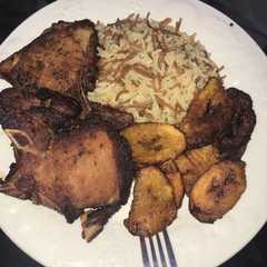 Una foto de Chuleta Ahumada y arroz con fideos