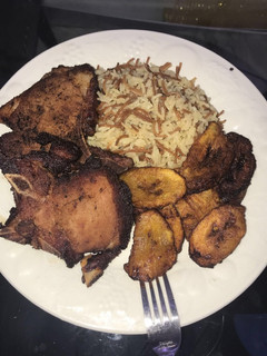 Una foto de Chuleta Ahumada y arroz con fideos