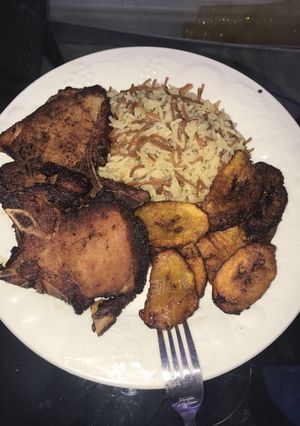 Una foto de Chuleta Ahumada y arroz con fideos