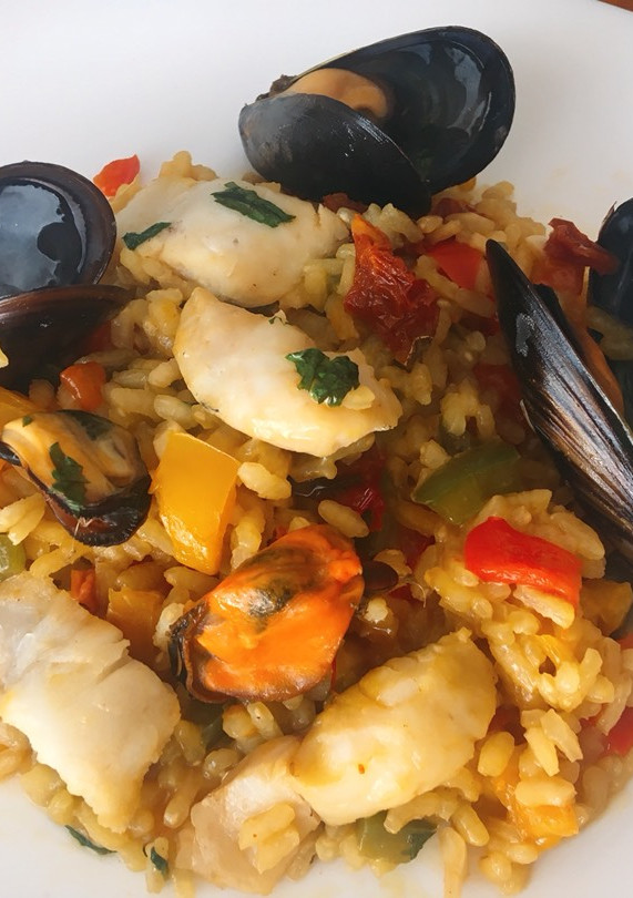 Una foto de Arroz con mejillón y merluza (Fácil, rápido y ligero)