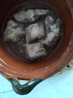 Una foto de Costillas de cerdo en su jugo a lo ranchero Mexicano las correa