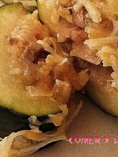 Una foto de Calabacín relleno de pimientos del piquillo y champiñones