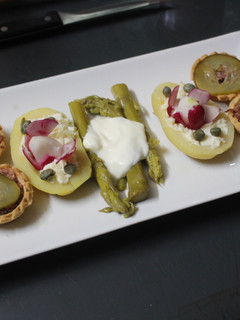 Una foto de Tartaletas con foie gras, patatas rellenas y espárragos