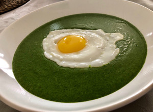 Spenótfőzelék recept tükörtojással (Parajfőzelék) recept fotója
