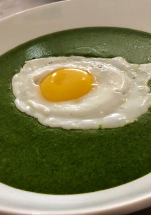 Spenótfőzelék recept tükörtojással (Parajfőzelék) recept fotója